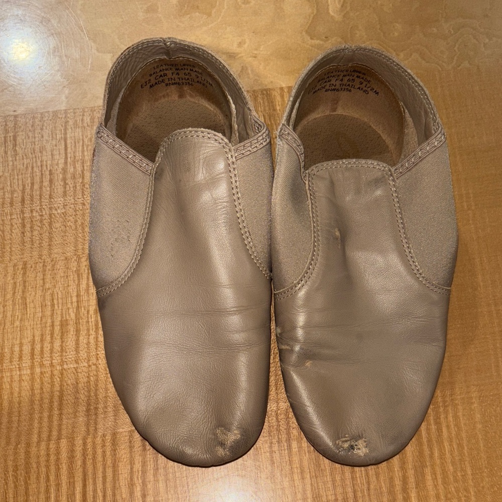 Capezio Women’s Taupe Leather jazz shoe Slip-On Shoes size 8
